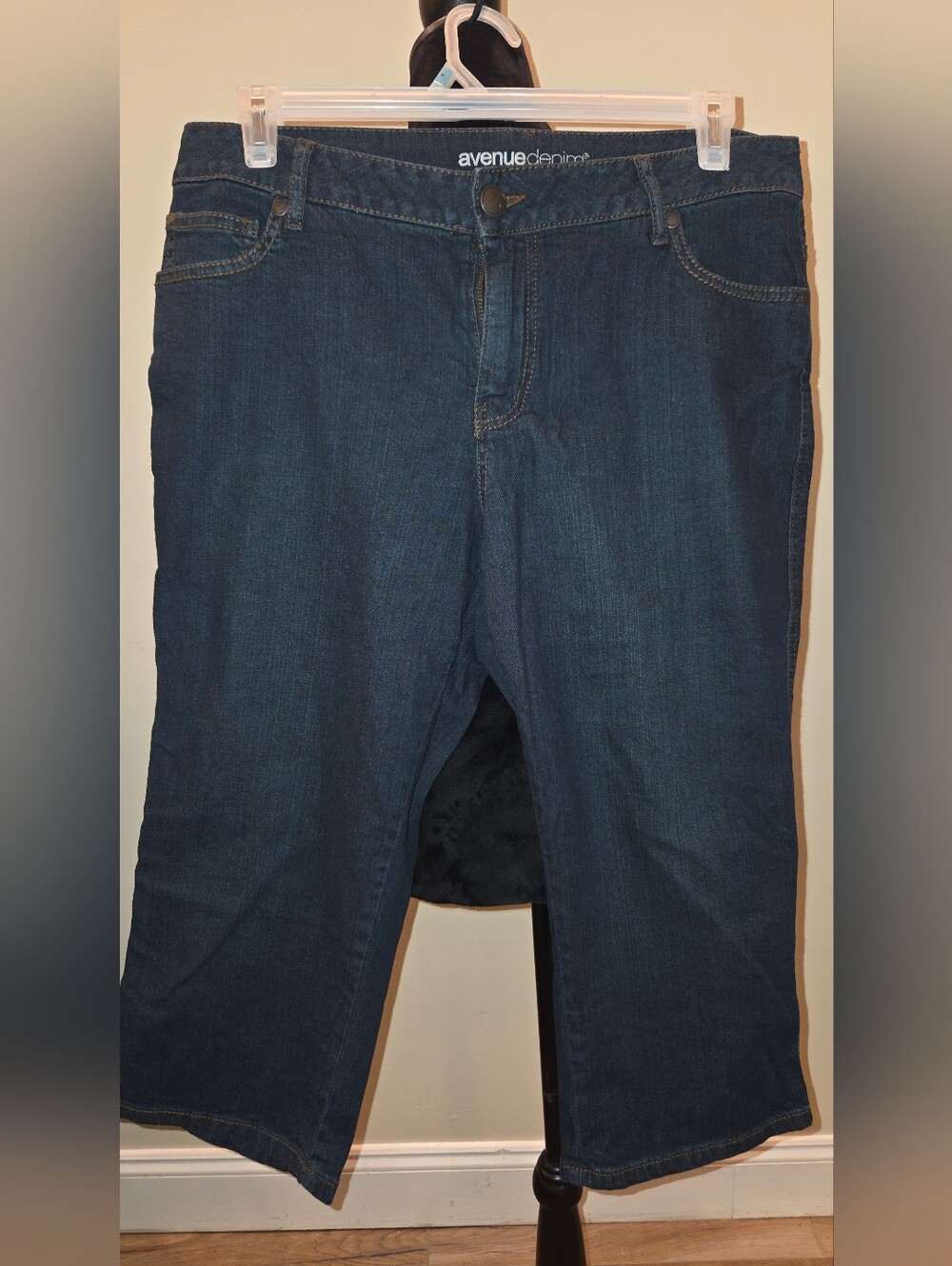 Avenue Denim Stretch Crop Jeans / Capris (Size 14) in a dark wash.